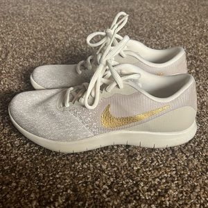Nike flex contact rose gold size 6 women